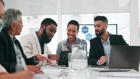 Reuniones,-Tabletas-Y-Gente-De-Negocios-En-La-Oficina