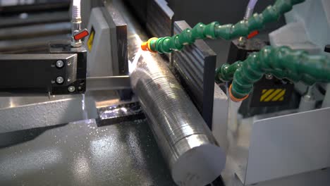 máquina de sierra moderna. corte de metal tecnología de procesamiento moderna.