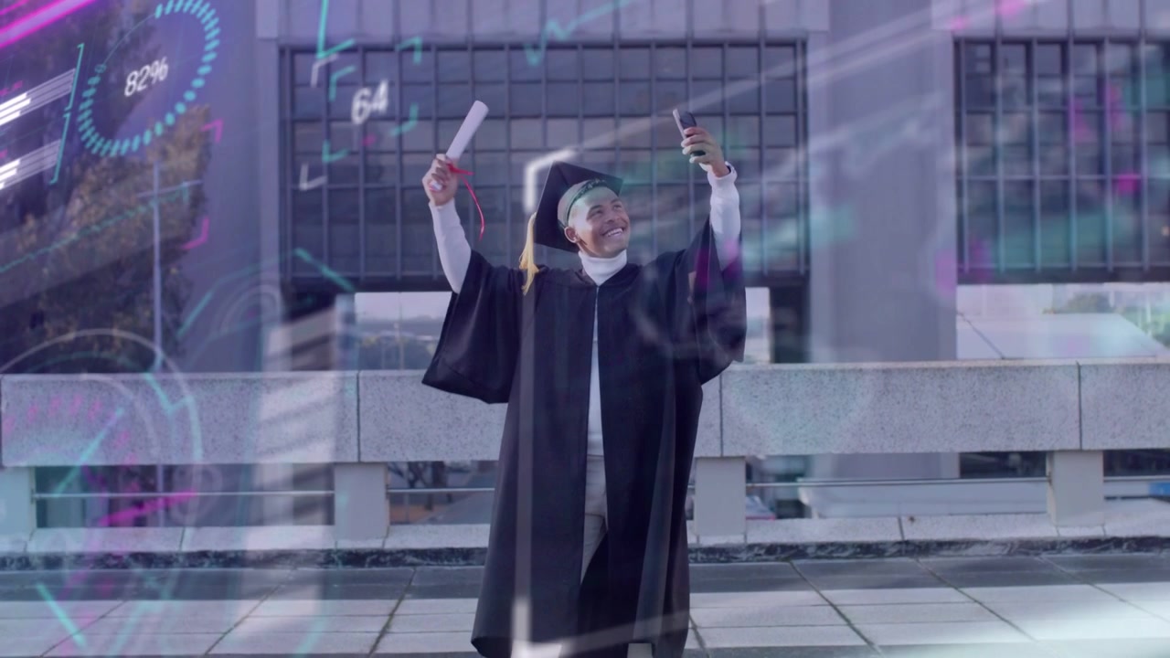 Laureato maschio che alza telefono e diploma per un selfie su un tetto, con overlay HUD che appaiono sulla scena.