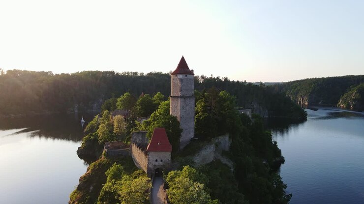 Maestoso castello medievale di Zvíkov che sorge tra due fiumi in Repubblica Ceca, al tramonto
