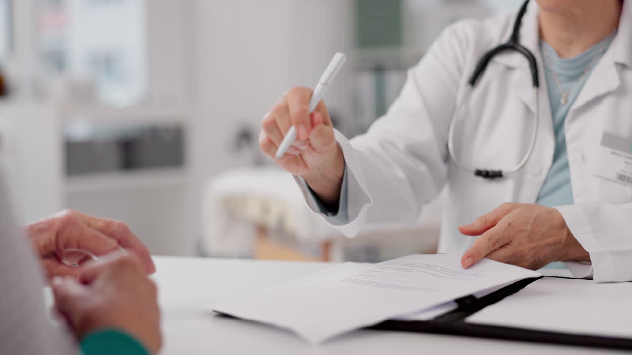 hablando y el médico con las manos del paciente