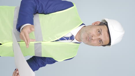 vídeo vertical del ingeniero escucha a la cámara y no aprueba.
