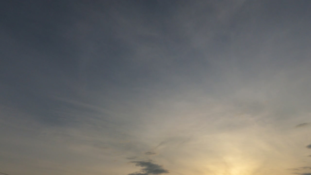 밝은 빛 광선은 극적인 황금 회색 구름을 통해 빛납니다.