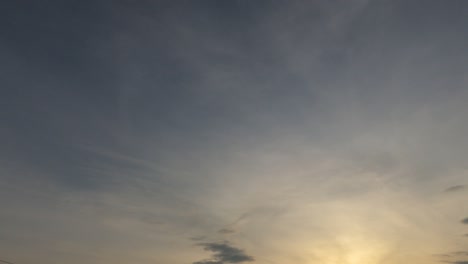 밝은 빛 광선은 극적인 황금 회색 구름을 통해 빛납니다.