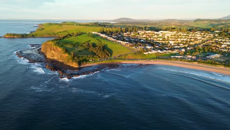 Vista-Del-Paisaje-Del-Acantilado-Promontorio-De-Gerringong-Ciudad-Principal-Suburbios-Viviendas-Residenciales-Océano-Pacífico-Costa-Sur-Kiama-Australia-Viajes-Turismo