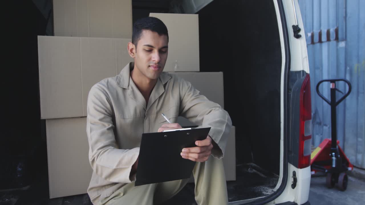 joven conductor de furgoneta con una entrega de almacén