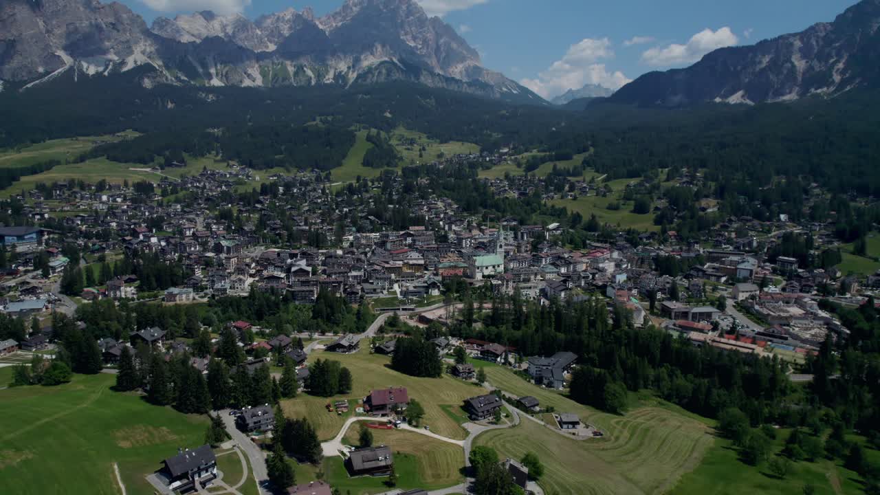 toma de drones de la ciudad de cortina frente a las magníficas montañas dolomitas, italia