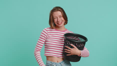 Mujer-Despegando,-Tirando-Gafas-A-La-Basura-Después-De-Una-Cirugía-De-Terapia-De-Tratamiento-Con-Láser-De-Visión-Médica