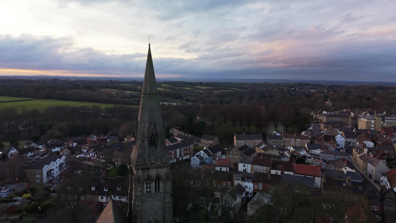 Vista aerea di Knaresborough con guglia della chiesa al crepuscolo, paesaggio sereno