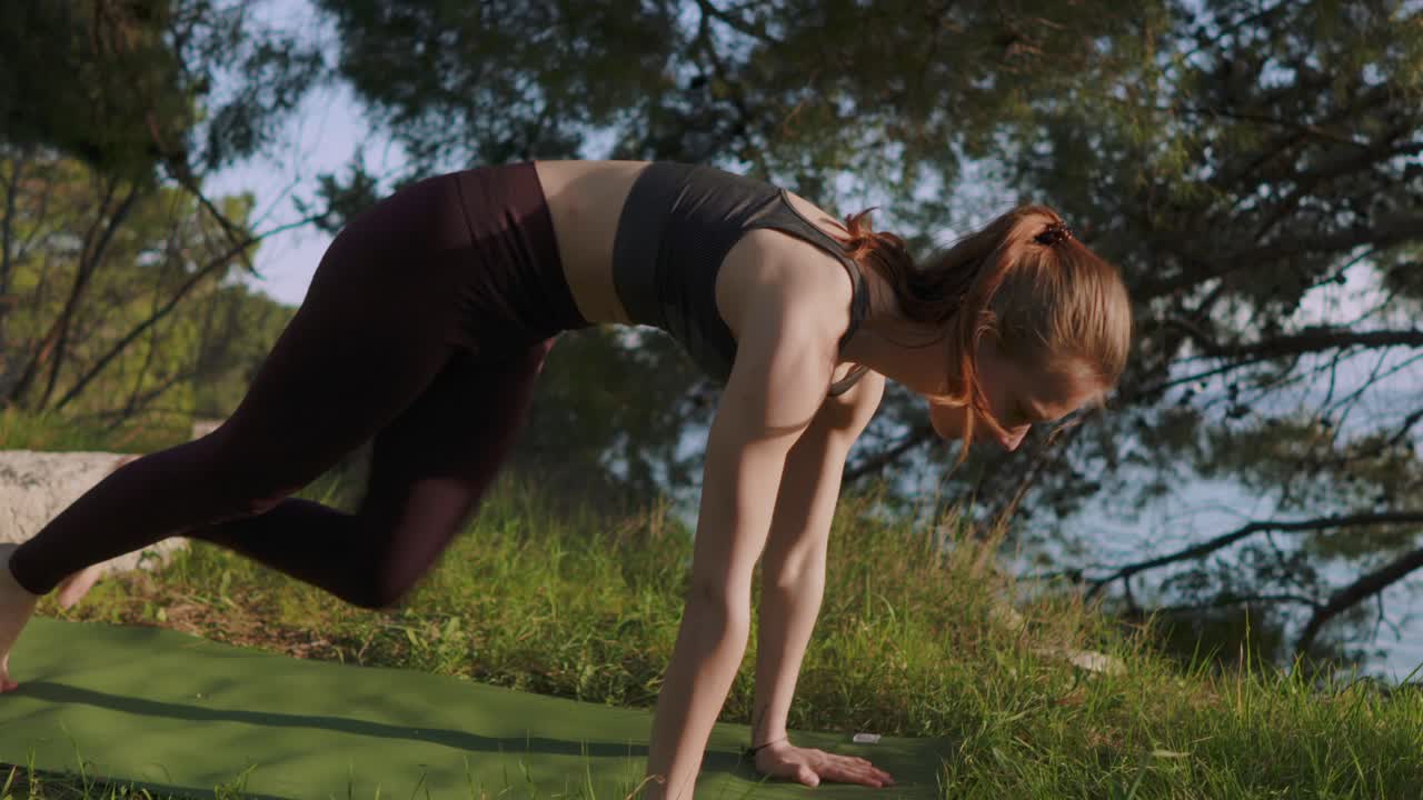 poses de yoga de niña caucásica en el bosque al amanecer, yoga al aire libre de verano por la mañana