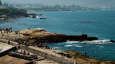 Turistas-En-La-Costa-Rocosa-Avistamiento-De-Ballenas-Y-Kayakistas