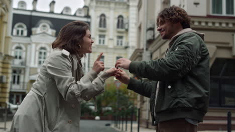 Pareja-Alegre-Divirtiéndose-Afuera.-Mujer-Y-Hombre-Bailando-En-La-Calle-Urbana.