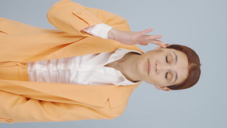 시각 장애를 가진 비즈니스 여자의 수직 비디오.