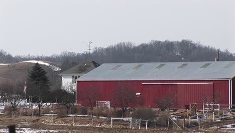 Die-Kamera-Schwenkt-Eine-Amerikanische-Farm-Mit-Roten-Scheunen-Und-Silos