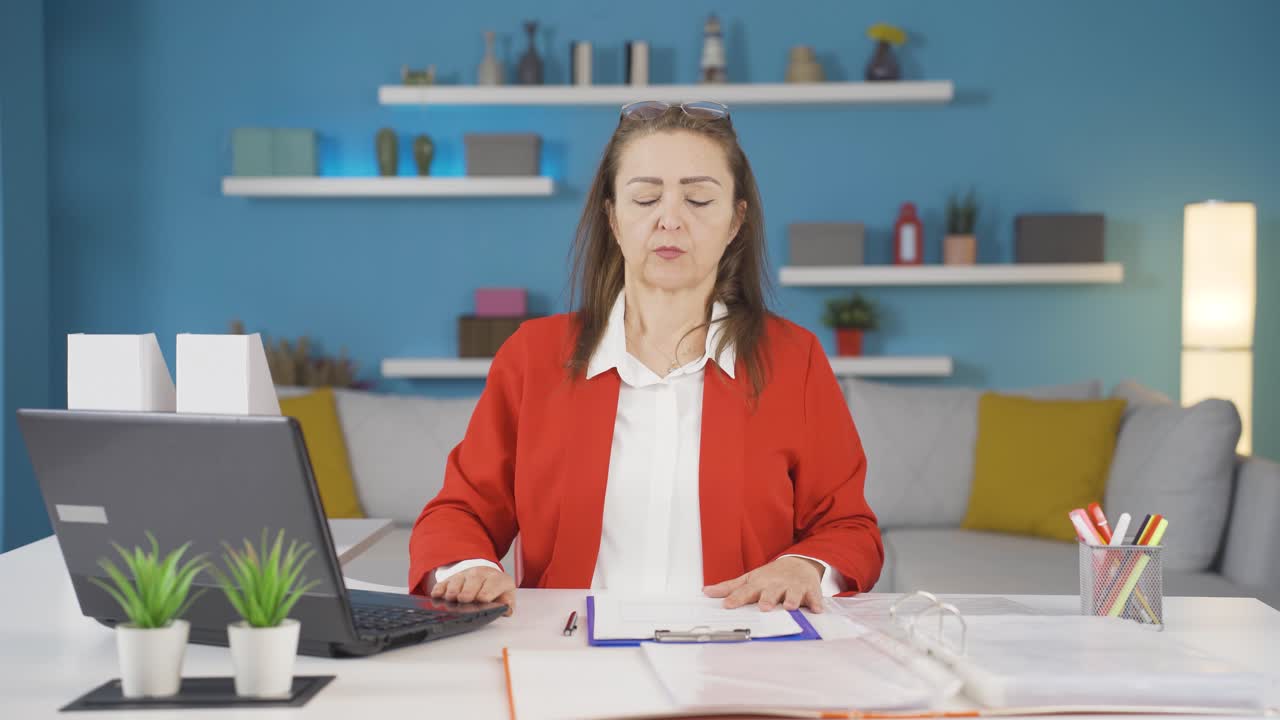 Ev ofis çalışanı kadın odaklanarak çalışıyor.