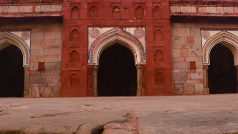 Bara-Batashewala-Mahal-De-La-Vista-Exterior-De-La-Tumba-De-Humayun-En-La-Mañana-Brumosa-Desde-Una-Perspectiva-única