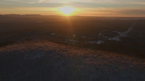 Puesta-De-Sol-Dorada-Sobre-Las-Montañas-Del-Bosque-Invernal-En-El-Sur-De-Quebec,-Canadá