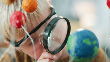 un adorable niño inspeccionando un modelo