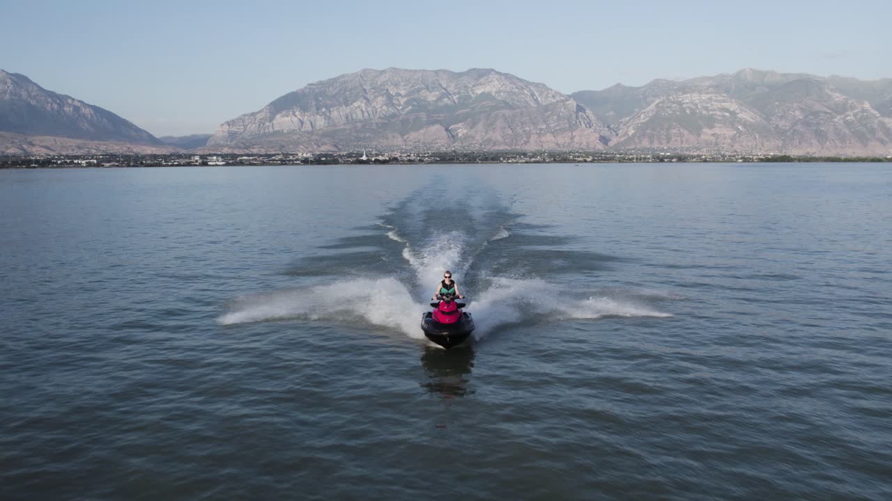 una persona montando jetski sea-doo explorando el lago utah durante la puesta de sol en los estados unidos