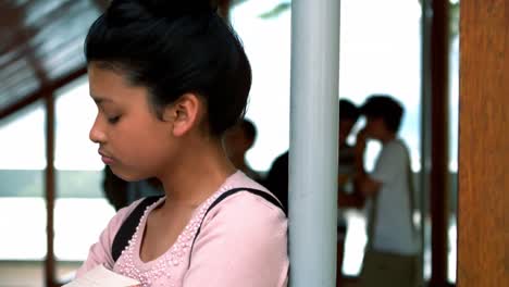 amigos de la escuela intimidando a una chica triste en el pasillo