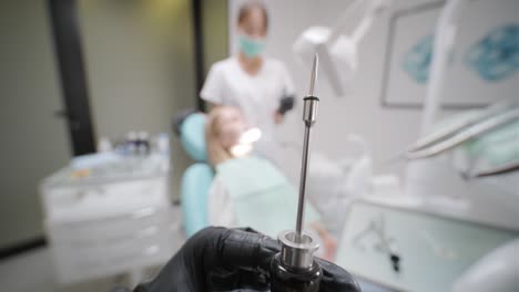 un primer plano de médicos atentos realizando una operación quirúrgica instalando implantes dentales en la boca del paciente en una clínica dental moderna. instrumentos dentales. clínica de estomatología. cirugía dental.