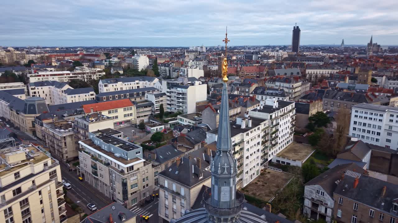 Drone kredser om Notre-Dame-de-Bon-Port kirkens spir i Nantes
