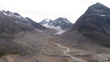 vista de drones del valle profundo tallado por glaciares