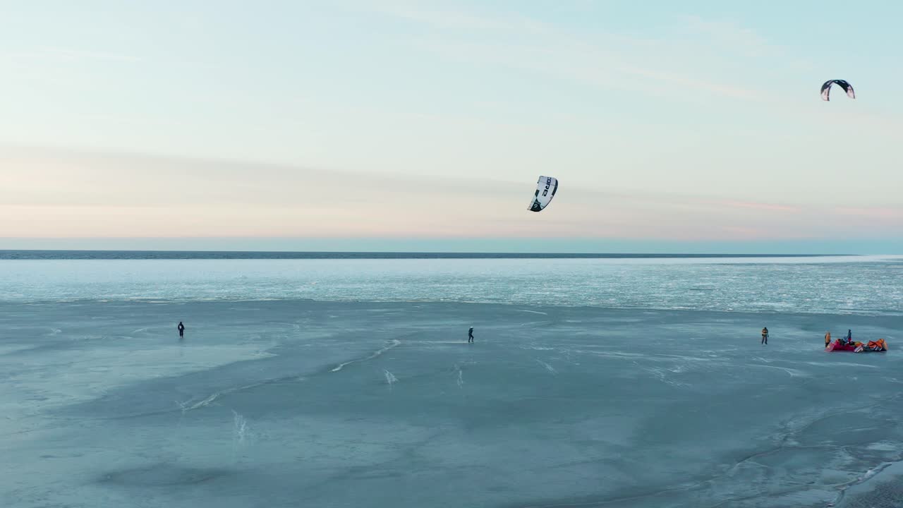 bellissimo colpo di drone di kite boarding sul mare ghiacciato al tramonto