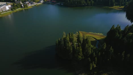 Lago-Spitzingsee-En-Los-Picos-De-Las-Montañas-Bávaras-Austriacas-Sudelfeld-Wendelstein-Alpes-Con-Románticos-Y-Exuberantes-Prados-De-Hierba-Verde