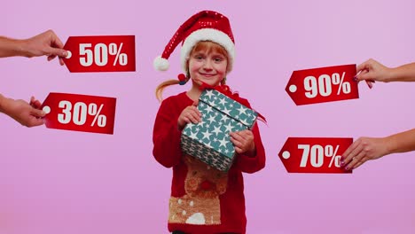 niña pequeña que sostiene cajas de regalos y recibe descuentos de navidad inscripciones textos de banner