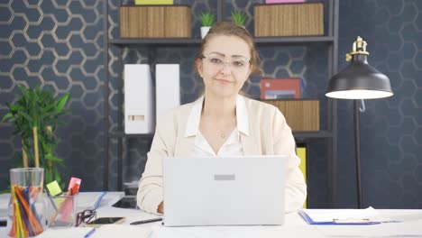 mujer de negocios guiñando el ojo a la cámara.