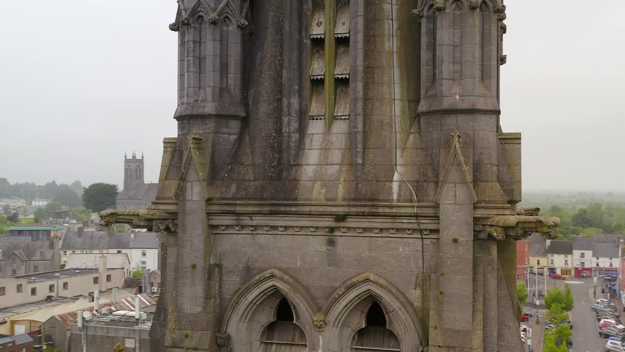 발리나슬로 (ballinasloe) 에 있는 세인트 마이클 교회 (st. michael's church) 는 건물의 은 쪽에 있는 날씨에 싸인 탑이다.
