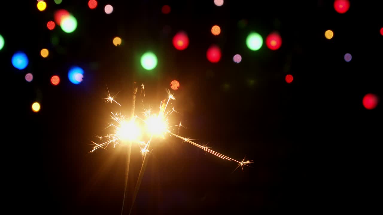 las chispas del año nuevo están encendidas por las llamas.