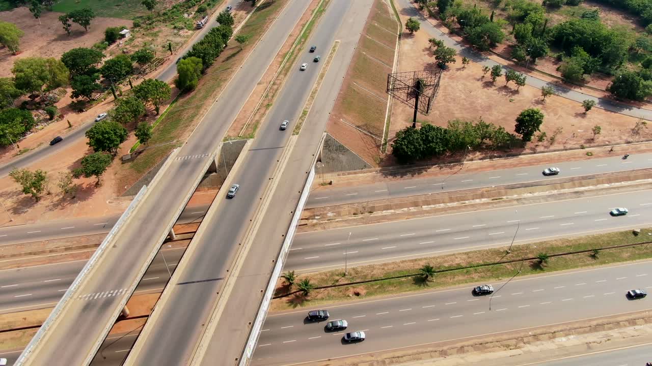 지나가는 자동차와 함께 아부자 도로 다리의  ⁇
