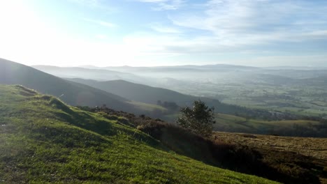 Ferne,-Neblige-Schichten-Von-Panorama-ländlichen,-Traumhaften-Bergtallandschaften-Bei-Sonnenaufgang,-Gesperrter-Schuss