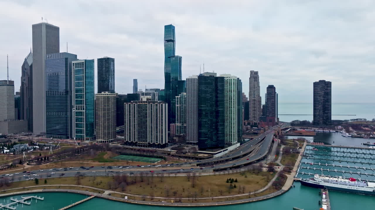drone dando vueltas por la orilla del lago y el nuevo lado este, oscuro, día de primavera en chicago