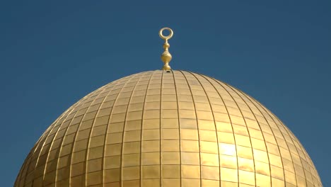 close up pan of the gilded dome of the rock mosque in jerusalem