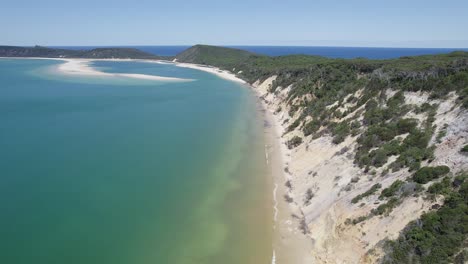 Pintoresca-Costa-De-La-Playa-Del-Arco-Iris-Con-Mar-Azul-Tranquilo-En-Verano-En-Cooloola,-Queensland,-Australia