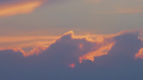 lapso de tiempo de la hermosa puesta de sol escénica con el sol brillando a través de las nubes, plano medio