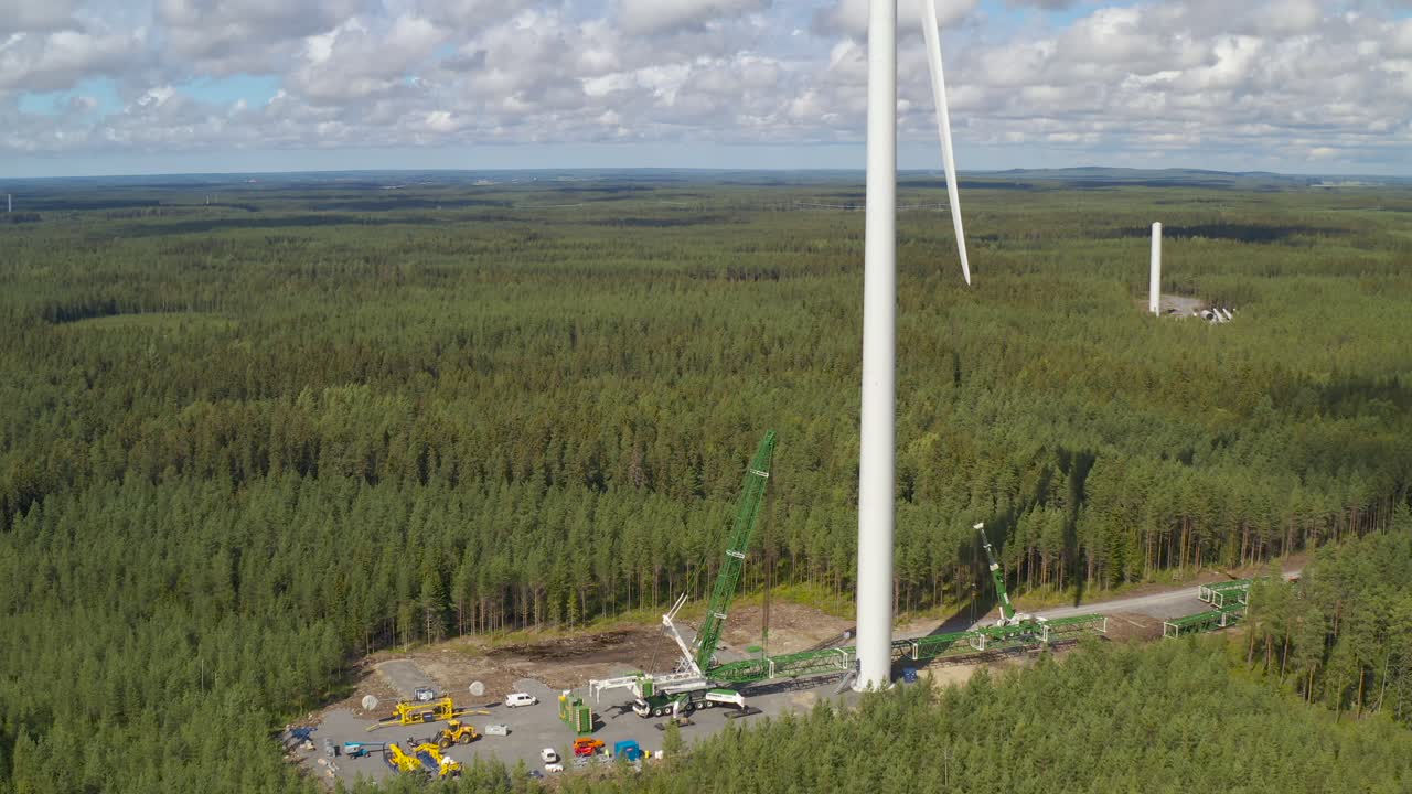 кадр восходящей орбиты ветряной турбины, проходящей техническое обслуживание, строительная площадка ветрогенератора