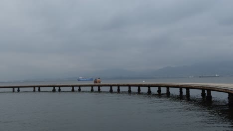 muelle de madera en otoño