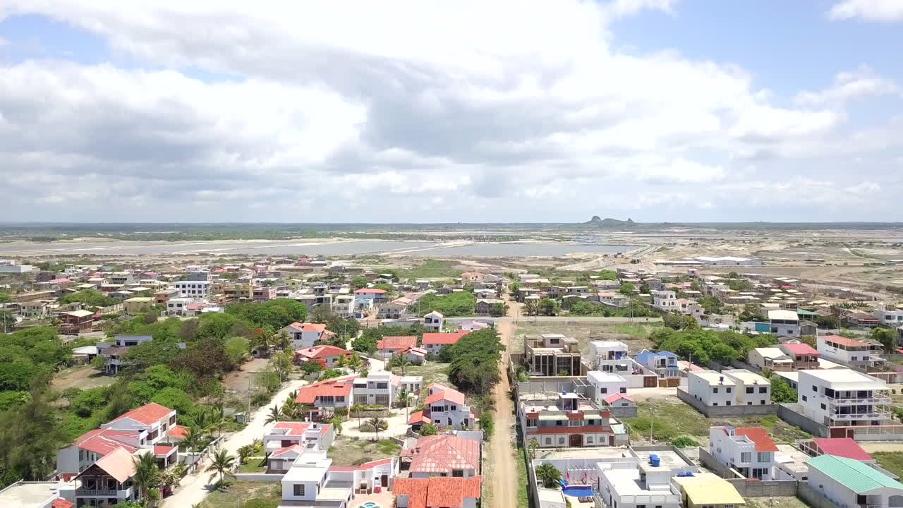 revelador disparo de drones volando hacia la ciudad costera de playas general villamil en ecuador