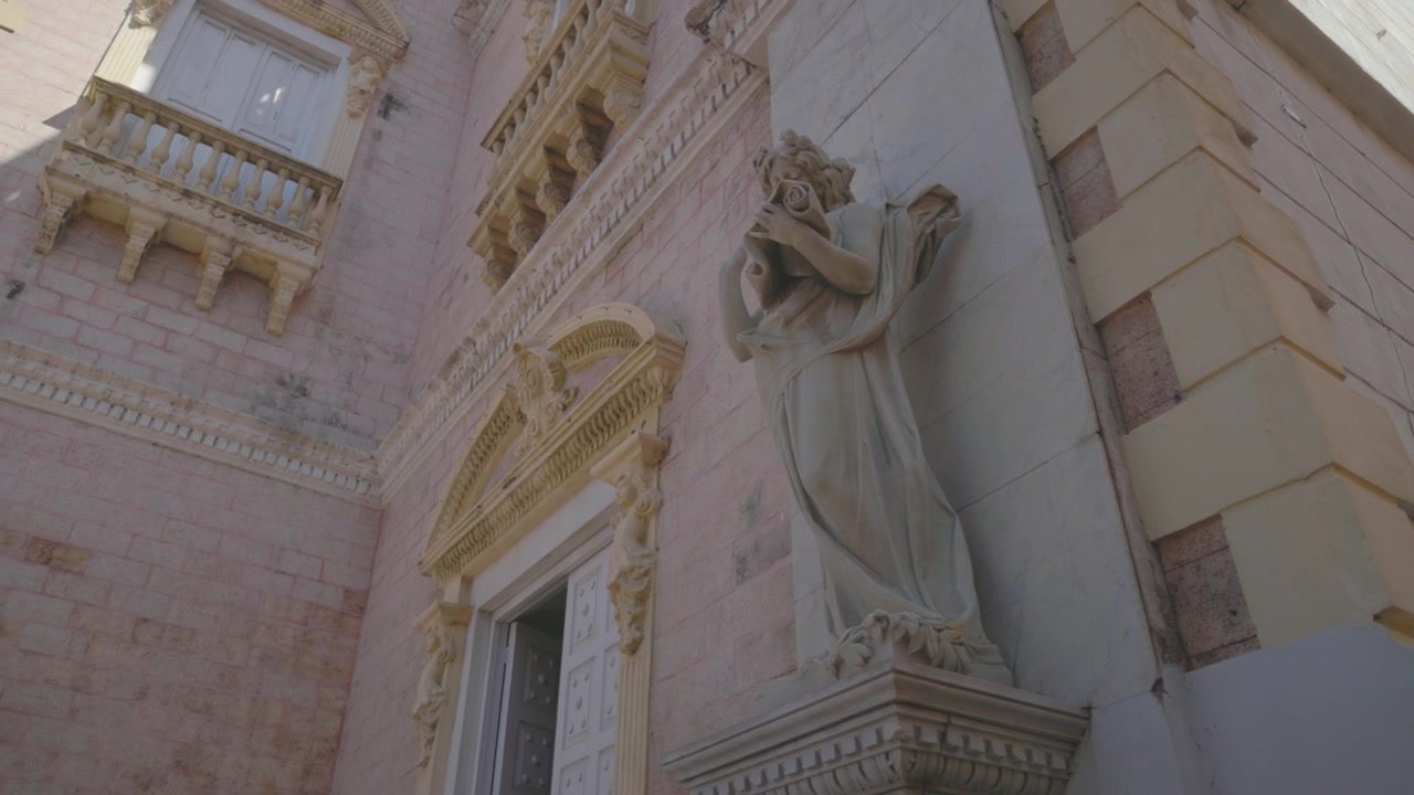 Statua della musa Polimnia sulla facciata del teatro Adolfo Mejía a Cartagena de Indias