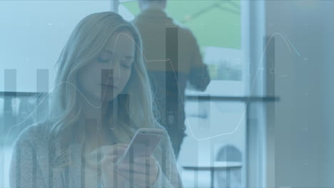 animación del procesamiento de datos estadísticos sobre mujer caucásica que utiliza un teléfono inteligente en la oficina