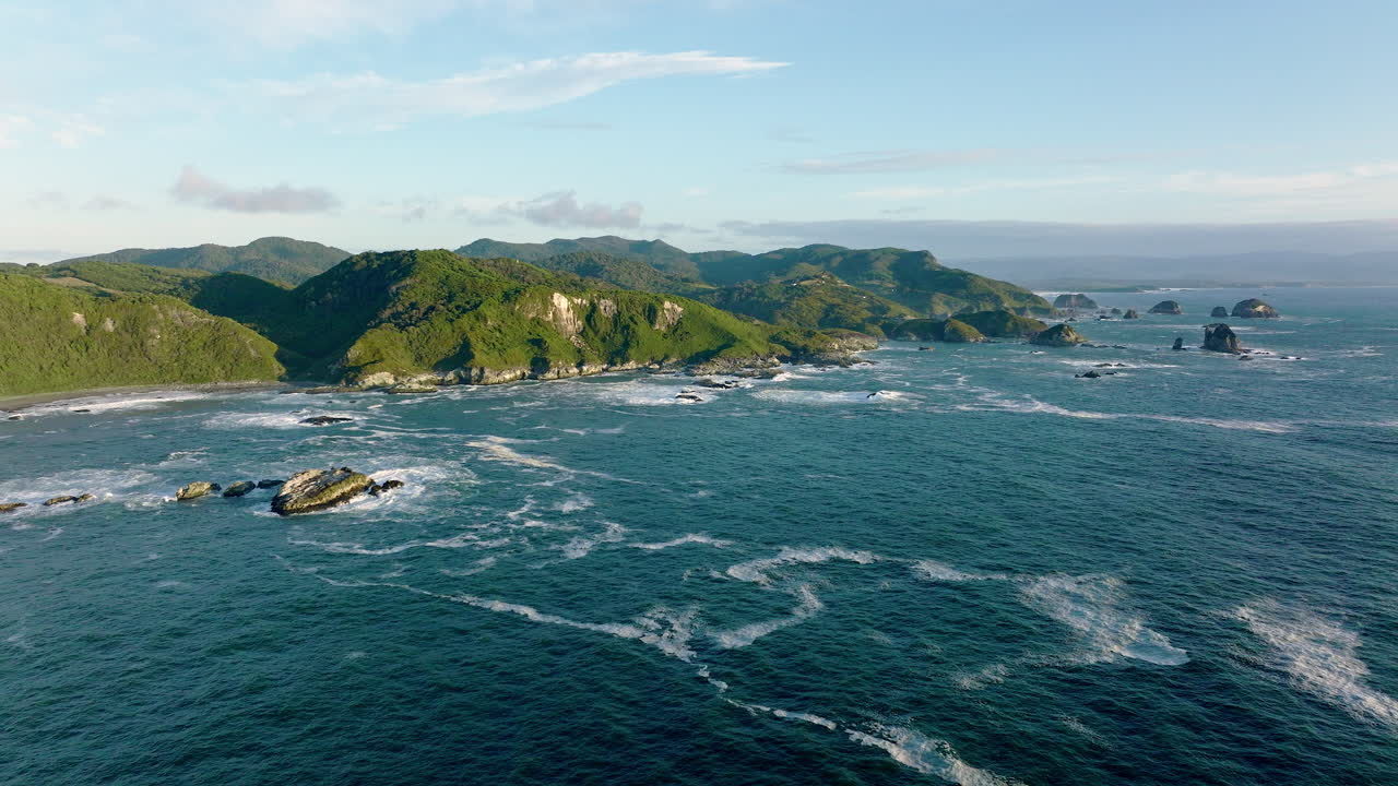 vista cinematográfica aérea de la costa del océano pacífico de la isla de chiloé