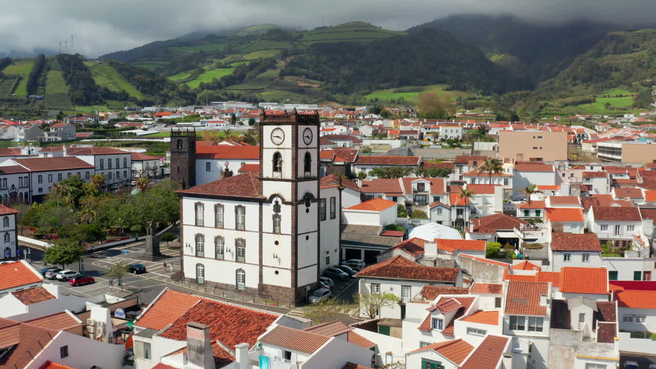 vista aérea de drones de la hermosa ciudad local de vila franco do campo, isla de sao miguel, azores - portugal