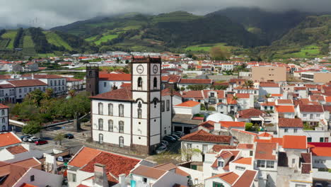 Luftdrohnenaufnahme-Der-Wunderschönen-Stadt-Vila-Franco-Do-Campo,-Insel-Sao-Miguel,-Azoren---Portugal