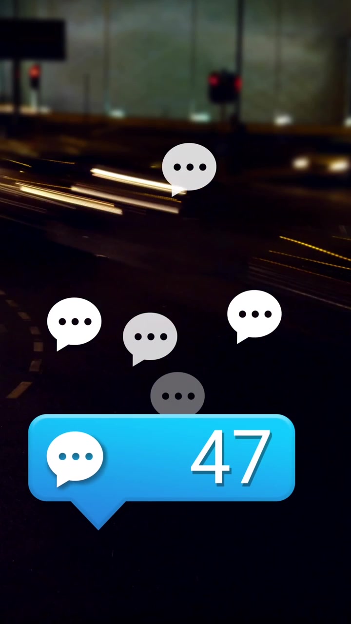Animazione di icone di messaggi con numeri crescenti su un time-lapse del traffico notturno di una città.