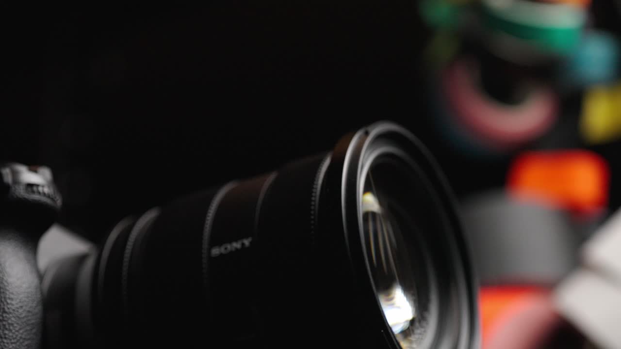 Vista ravvicinata del tappo dell'obiettivo che viene rimosso dalla Sony FX3.