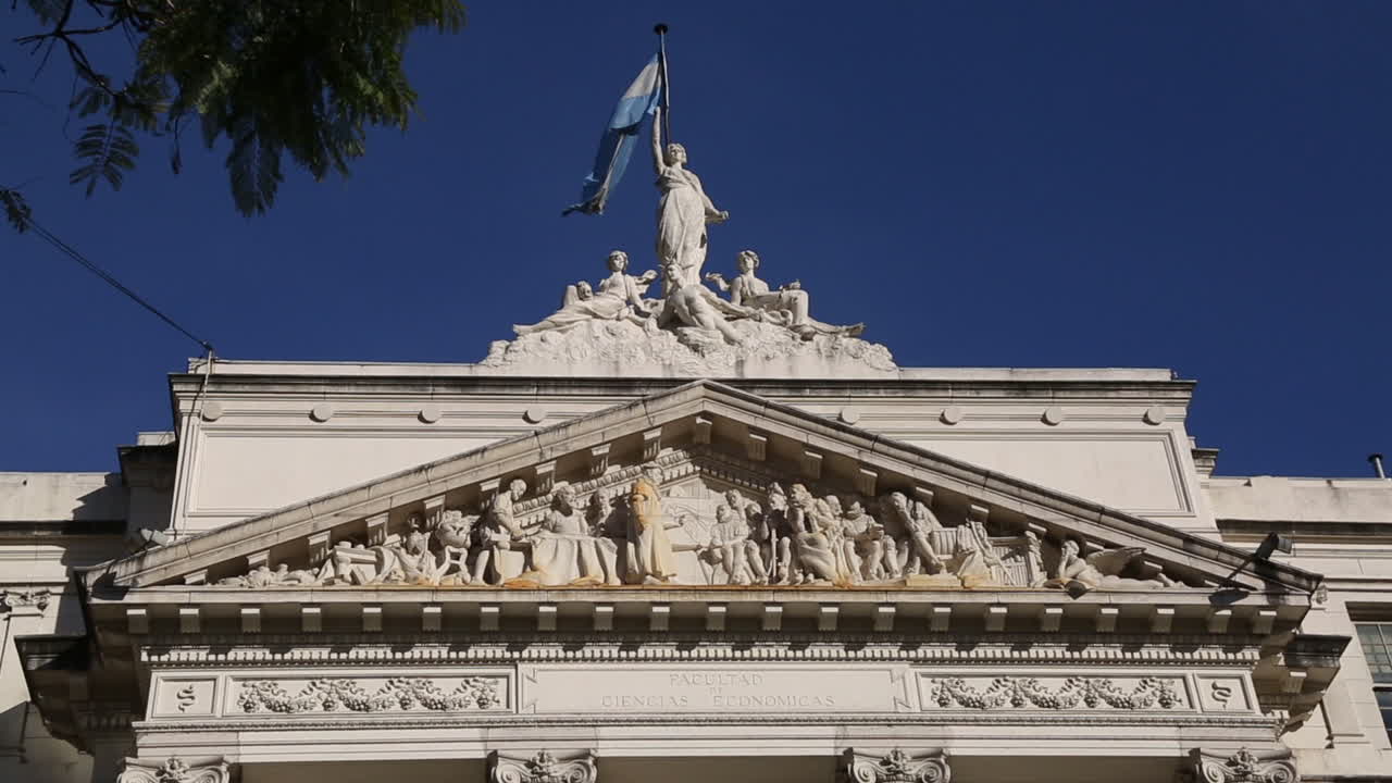 Bandiera dell'Argentina che sventola sull'edificio della Facoltà di Scienze Economiche